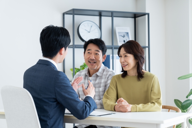 和やかな雰囲気で相談を行う画像