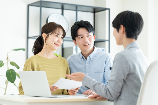 不動産屋への相談風景